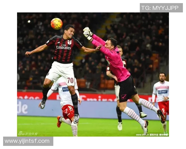 足球明星比心瞬间展现温暖与激情的完美结合,感受他们的爱与支持 足球明星比心瞬间展现温暖与激情的完美结合,感受他们的爱与支持